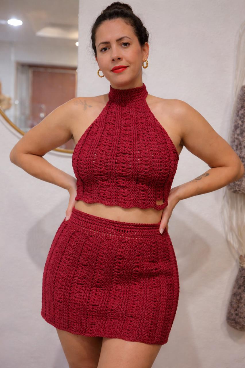 Artesã da Laço Crochê crochetando em seu atelier
